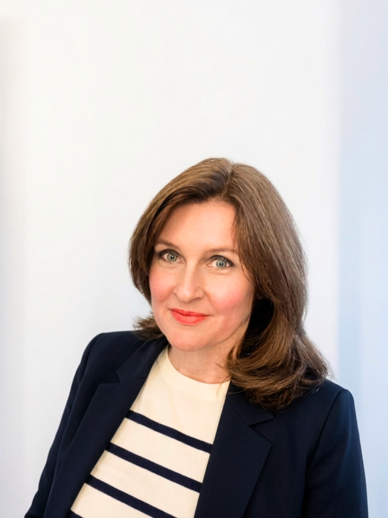 Stefanie Juestel Portrait gestreift hochkant